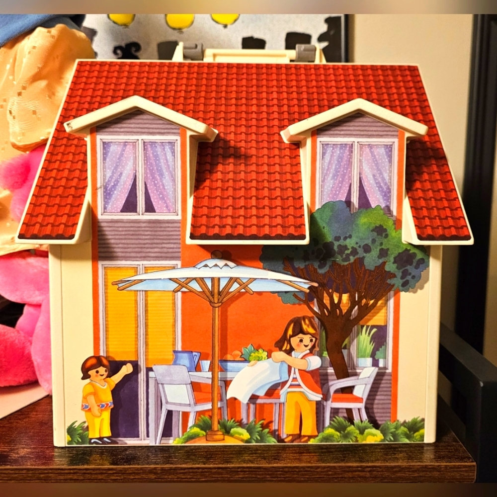 VINTAGE 2005 PLAYMOBIL PLAYHOUSE WITH FURNITURE AND PEOPLE